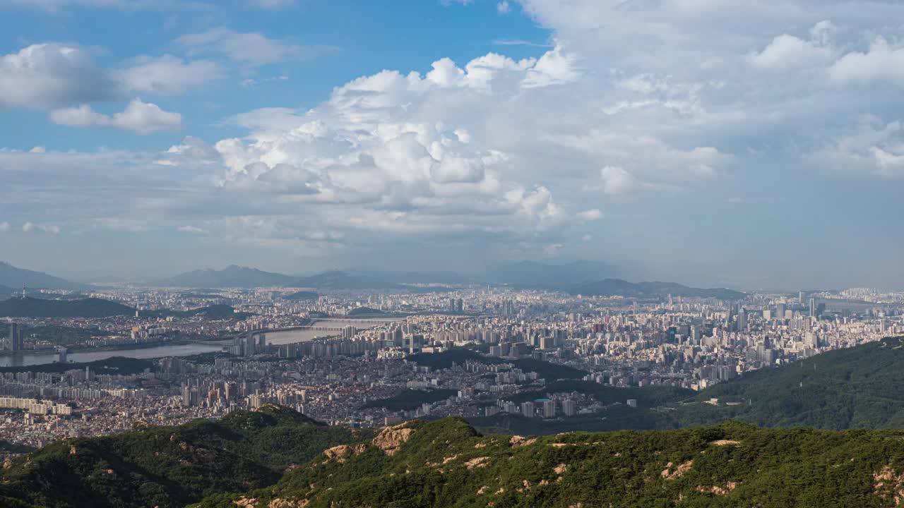 韩国首尔Gwanaksan山的市区风景视频素材