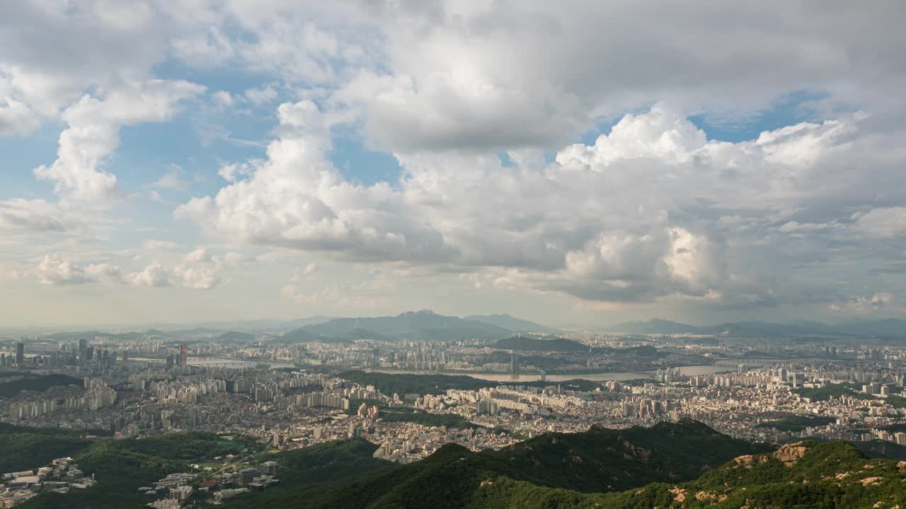 韩国首尔Gwanaksan山的市中心和汉江风景视频素材