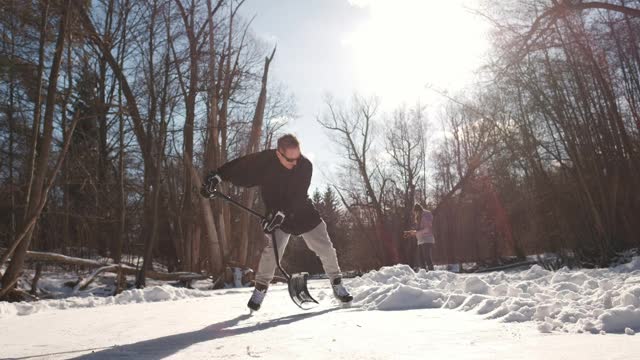 成熟男子扫雪视频素材