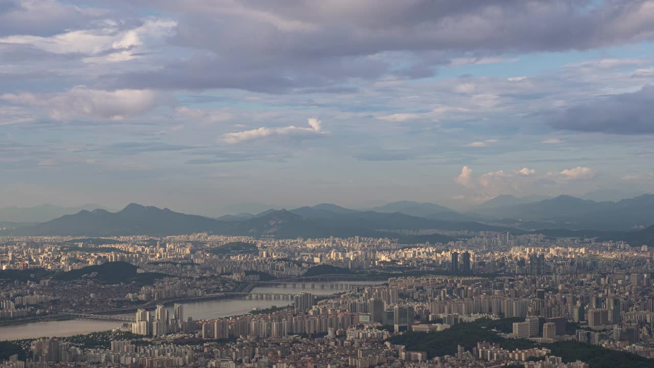 韩国首尔Gwanaksan山的市中心和汉江风景视频素材