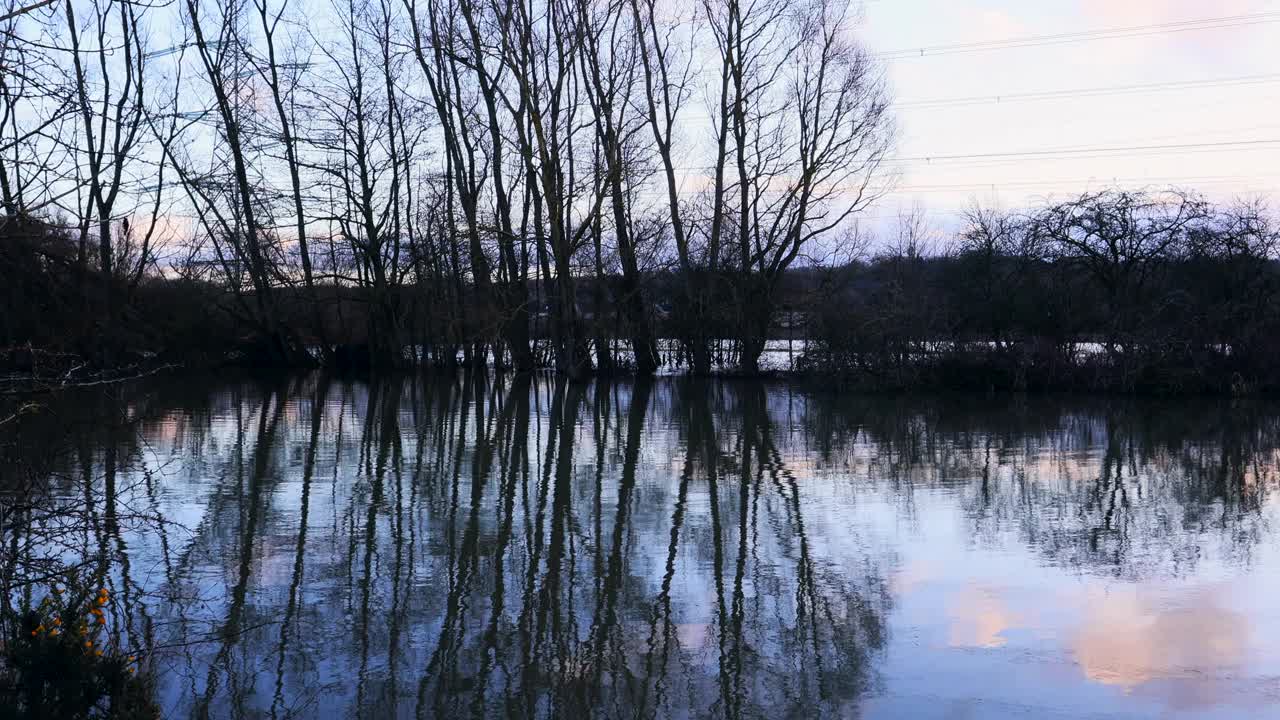 斯洛克利(礁)Reigh自然保护区在冬季与池塘倒影视频素材