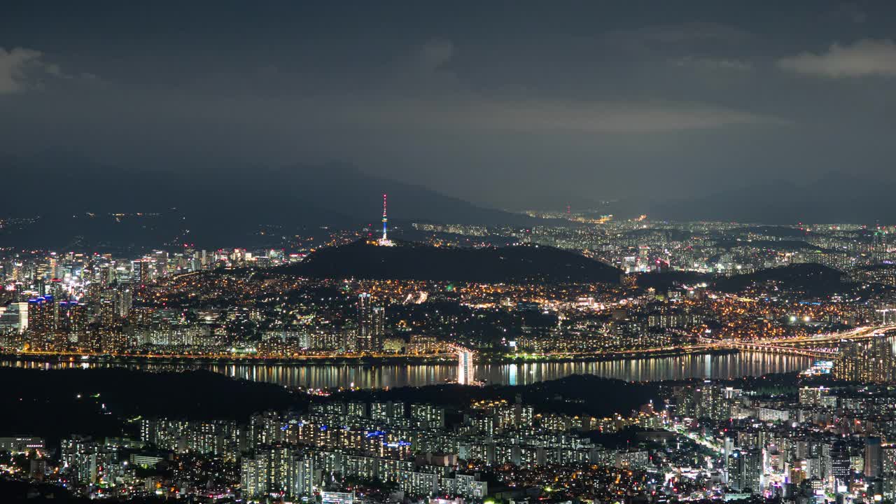 韩国首尔，汉江/石choo -gu和youngshan -gu的市中心夜景视频素材