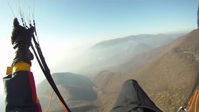 滑翔伞飞行员在半空中飞行，在天空中飞行。越野飞行员在极限运动和冒险。视频素材