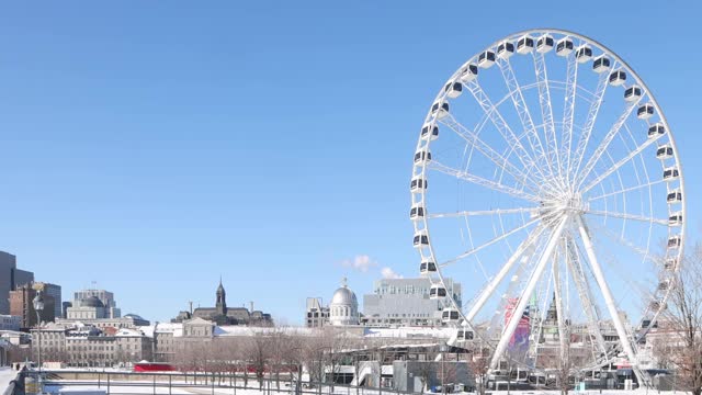 Vieux Montreal冬季天际线与摩天轮在一个晴朗的冬日视频素材