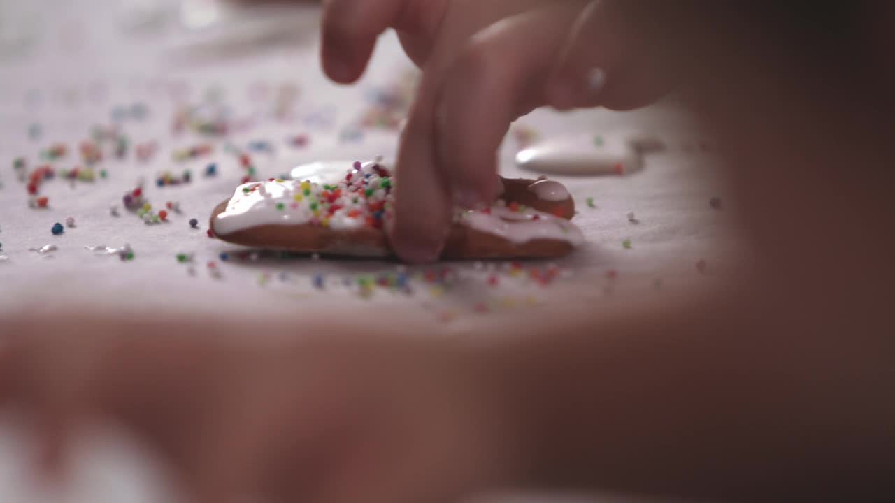 有选择地看到两个不认识的小女孩在装饰姜饼视频素材