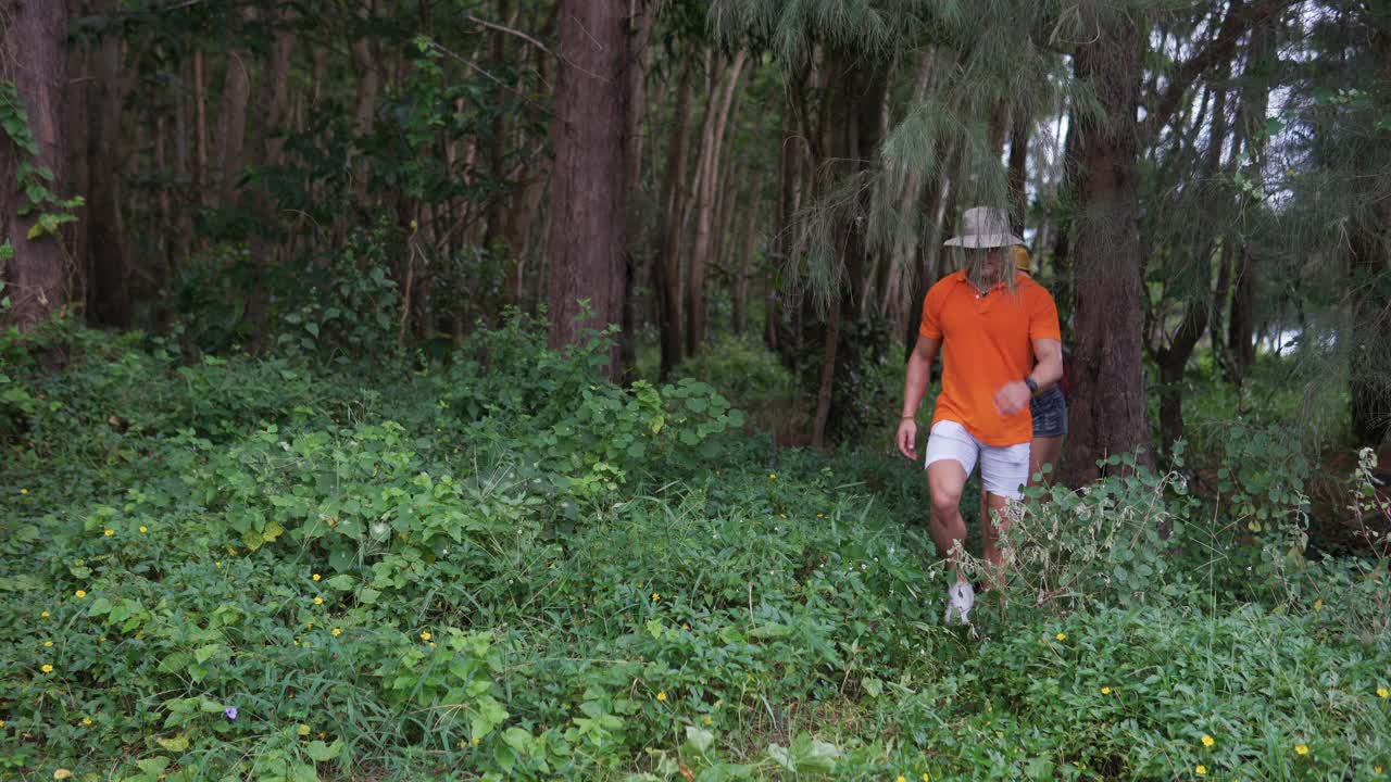 年轻夫妇一起在森林里旅行和跳舞的视频。视频素材