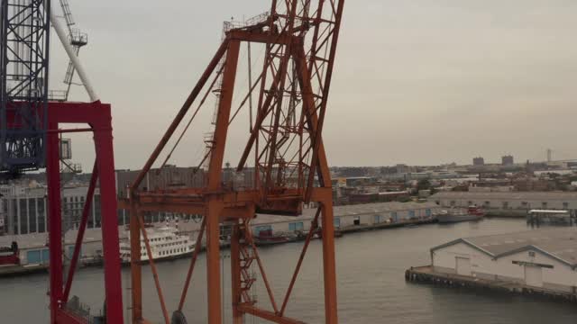 在运输物流港工业金属起重机顶部环绕仓库设施的近景鸟瞰图视频素材