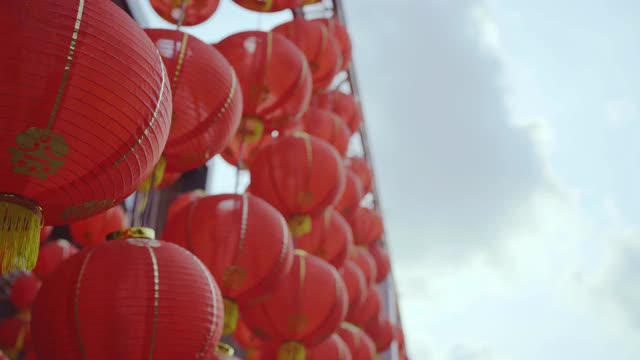 街上装饰着中国的纸灯笼来庆祝中国新年的节日视频素材