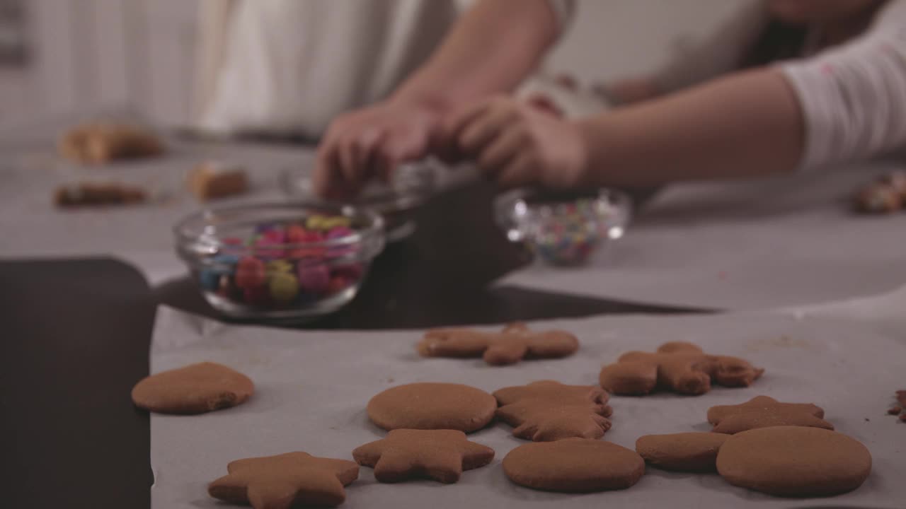 两个小女孩在装饰姜饼视频素材