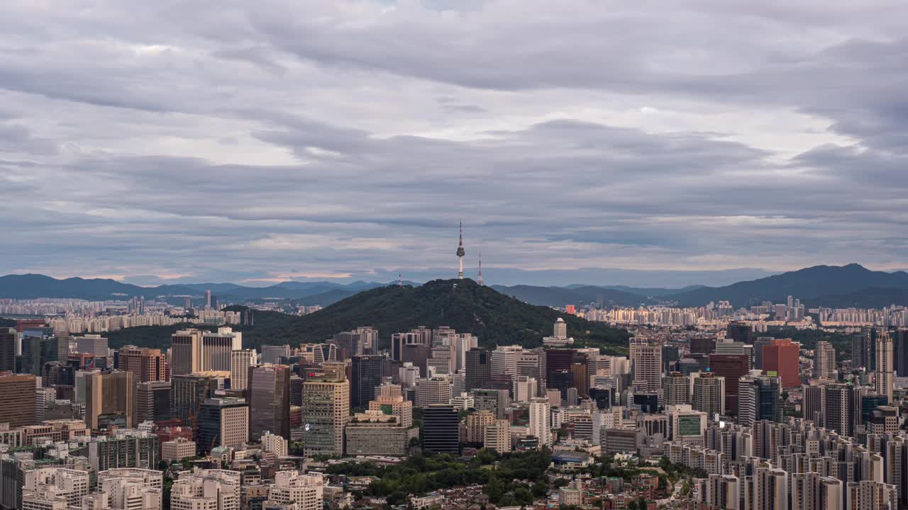 韩国首尔，北首尔塔/中谷和中谷周围的白天到晚上的市中心风景视频素材