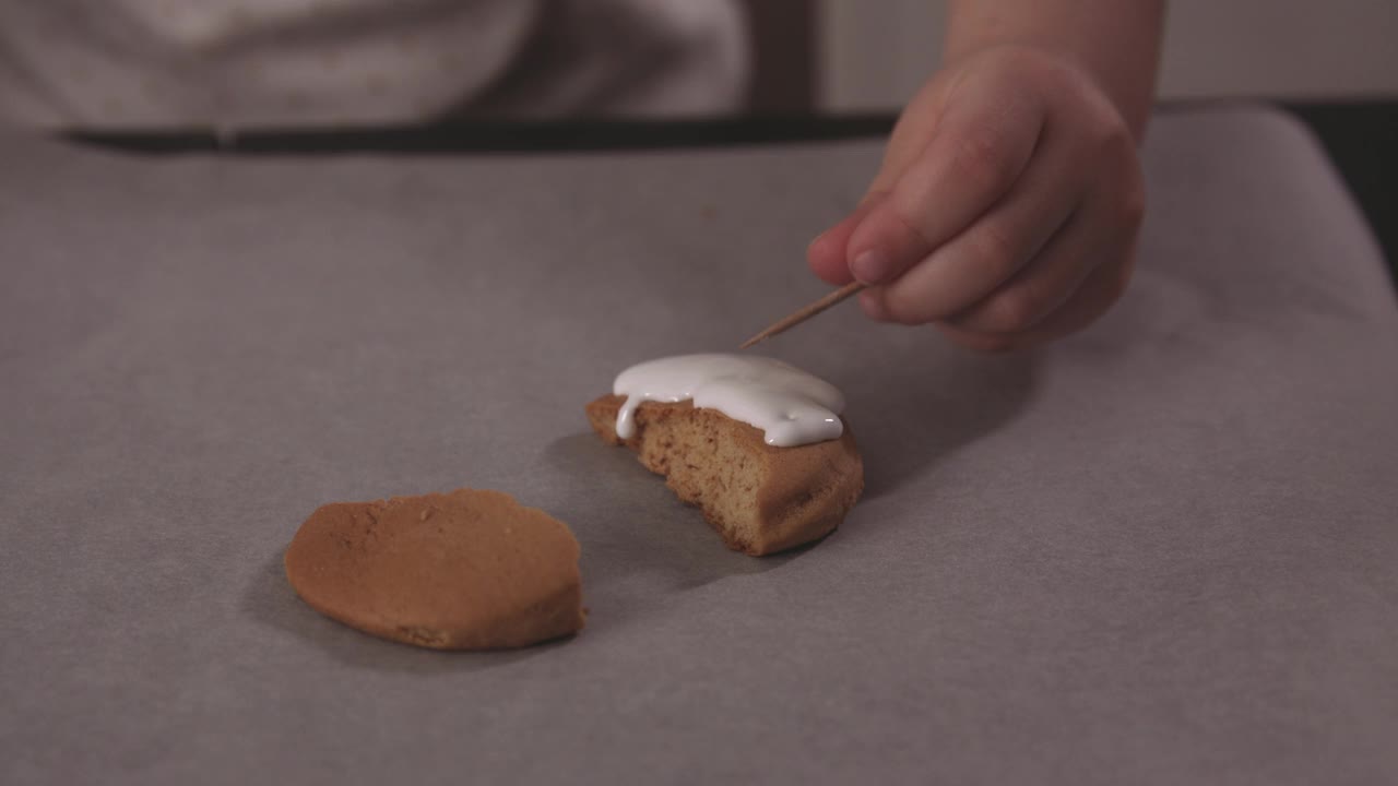 用牙签在姜饼上涂糖霜视频素材