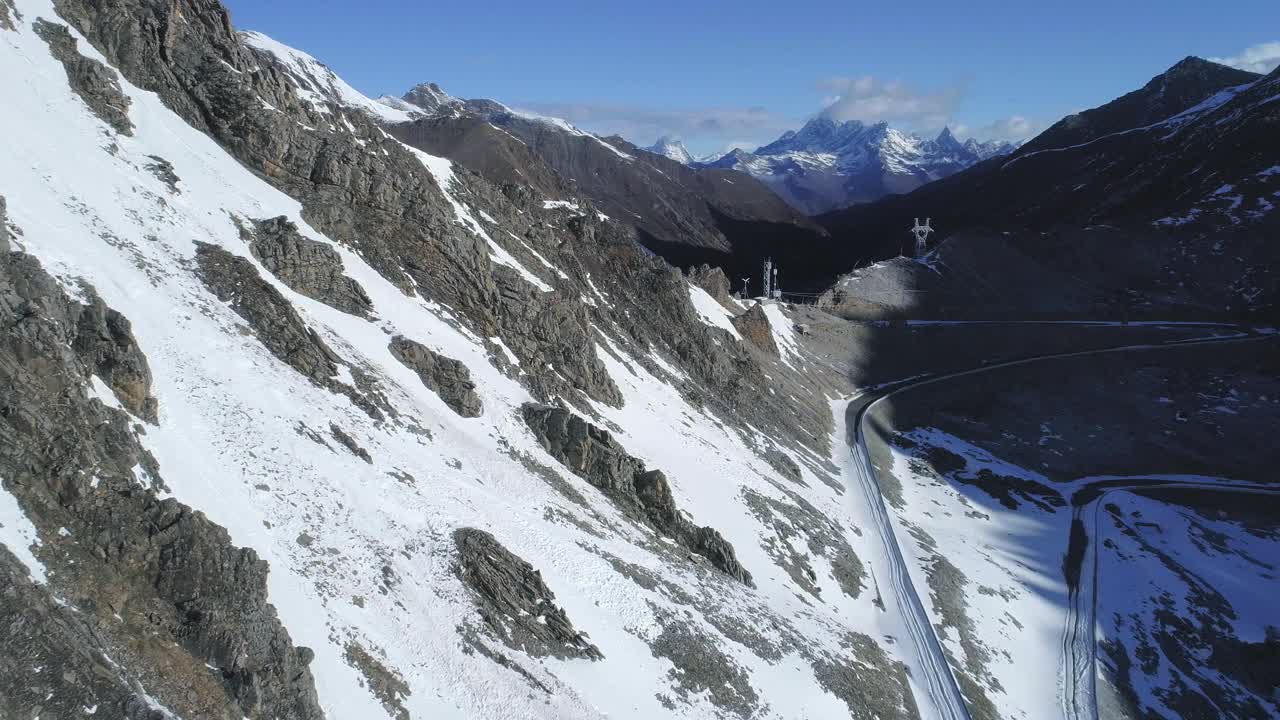 雪山中蜿蜒的道路视频素材