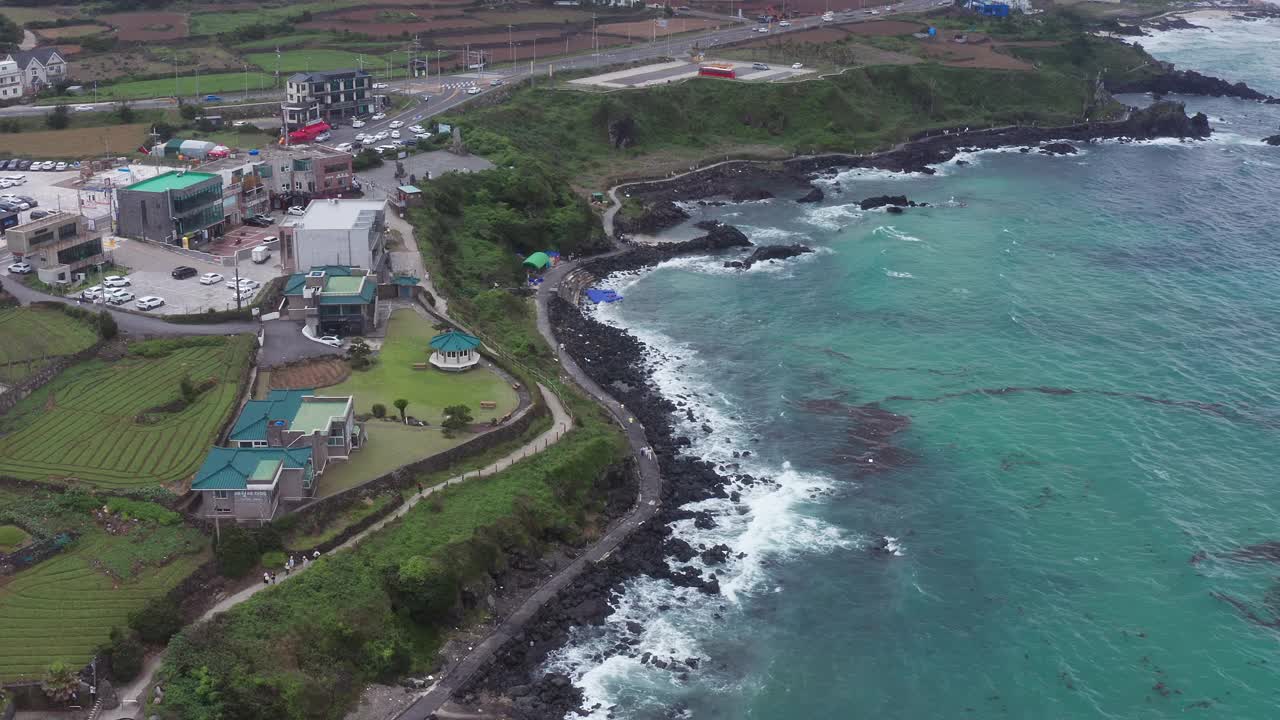 韩国济州岛爱越县/济州岛西的韩丹海岸步道视频素材