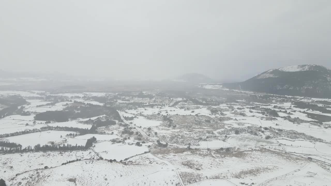 韩国济州岛济州岛古日瓦县永努尼火山(寄生火山)的雪景视频素材