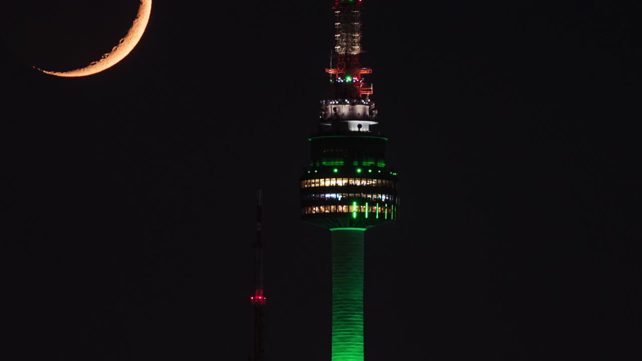 韩国首尔，夜晚新月在北汉城塔上落下视频素材