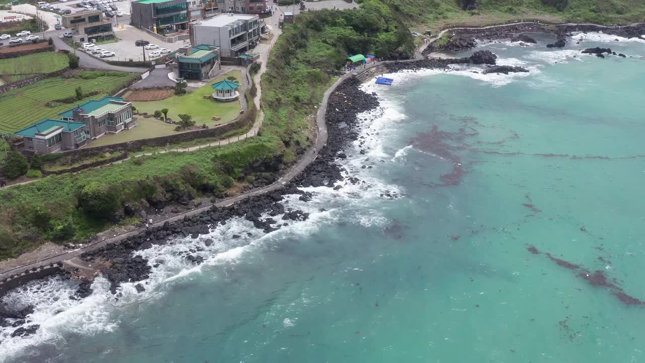 韩国济州岛爱越县/济州岛西的韩丹海岸步道视频素材