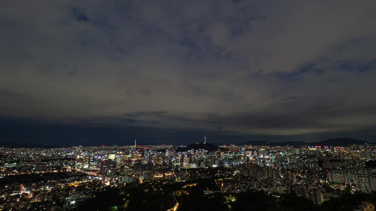 韩国首尔，北首尔塔/中谷和中谷周围的市中心夜景视频素材