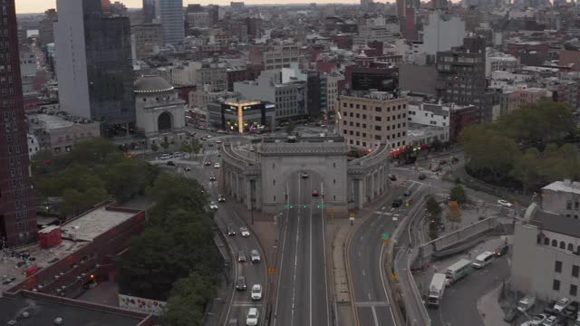 空中环视曼哈顿桥拱和柱廊和住宅区的建筑物在唐人街附近的纽约市视频素材