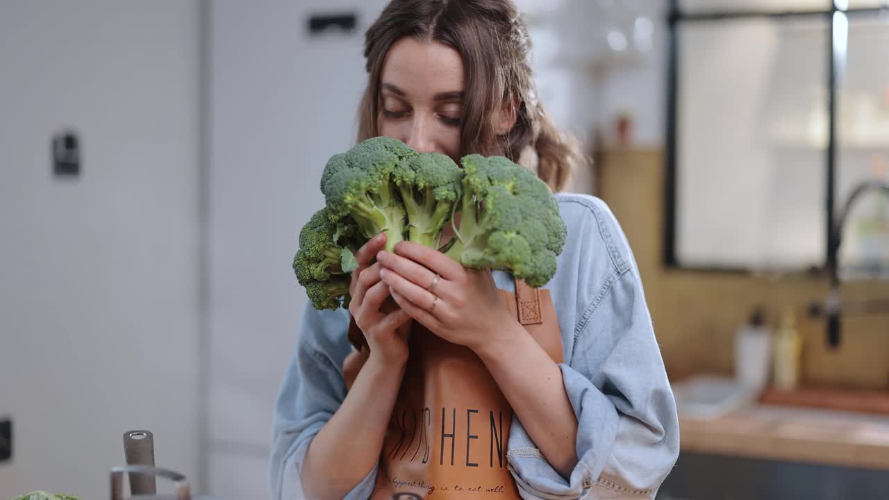 家庭主妇在烹饪时享受新鲜的花椰菜视频素材