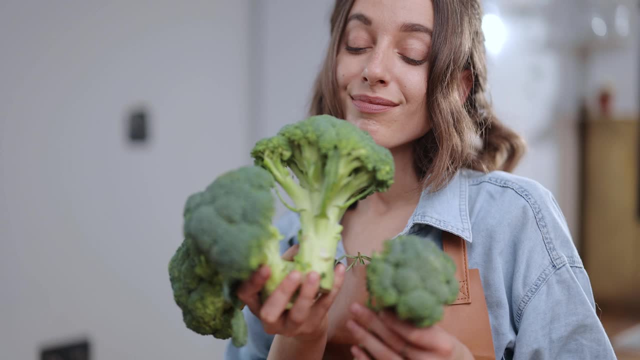 在家里做健康食物的女人视频素材