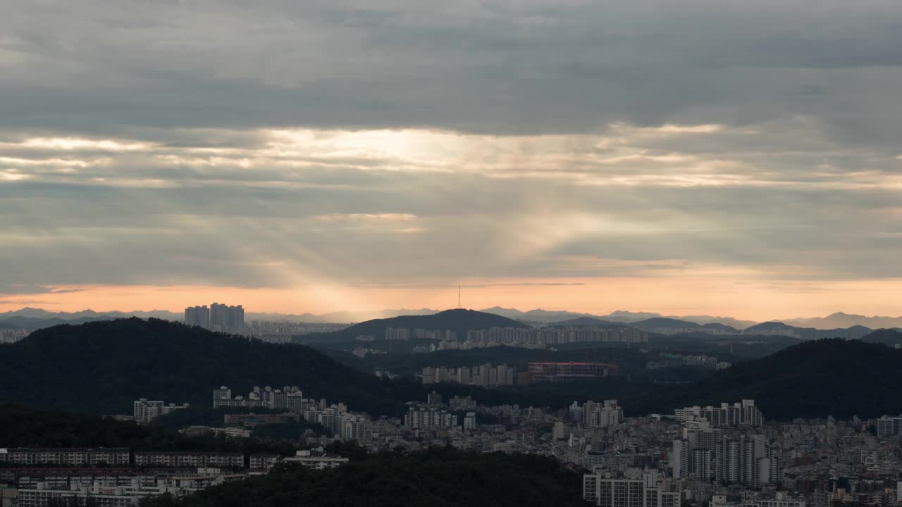 韩国恩平区、高阳市、首尔和京畿道附近的市中心出现廷德尔现象视频素材