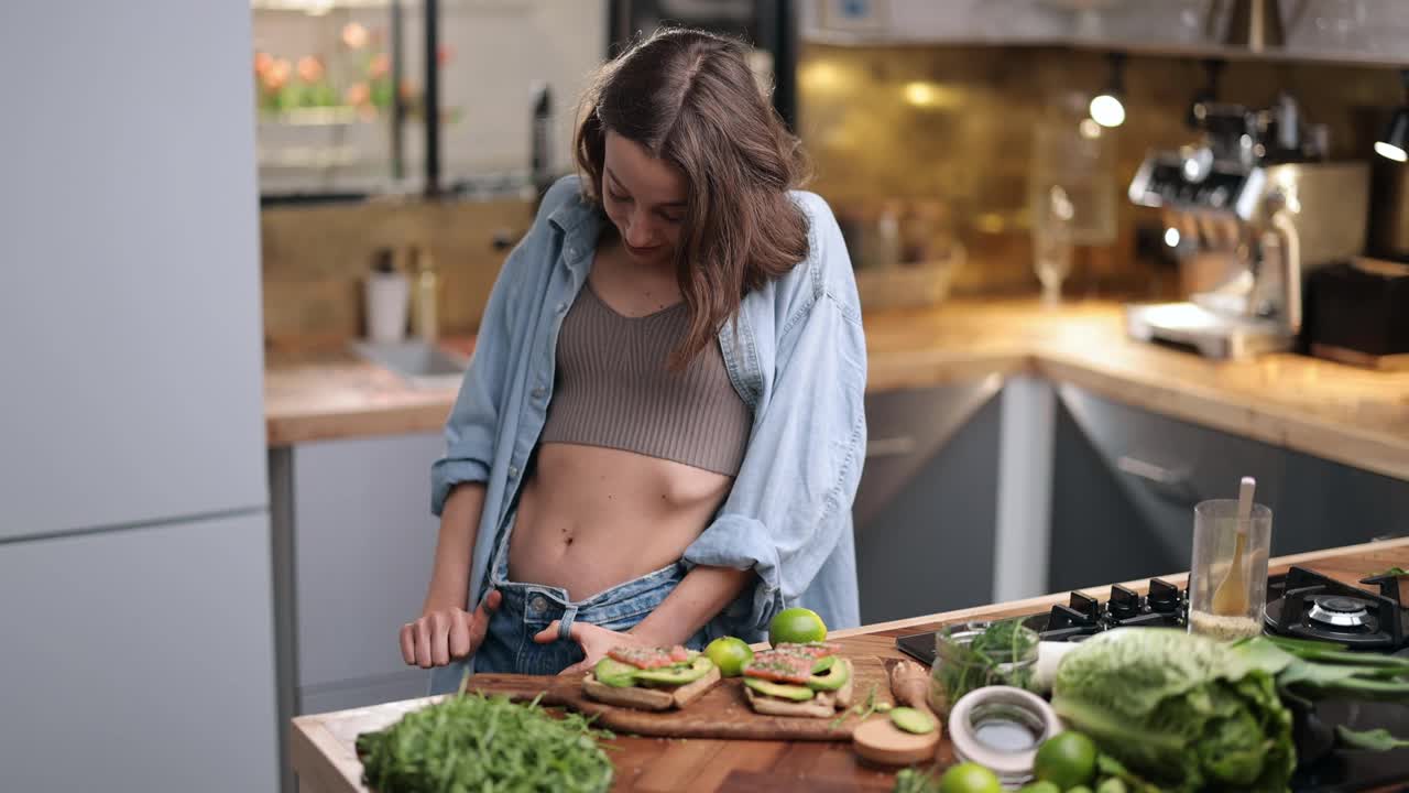 厨房里有健康食物的苗条女人视频素材