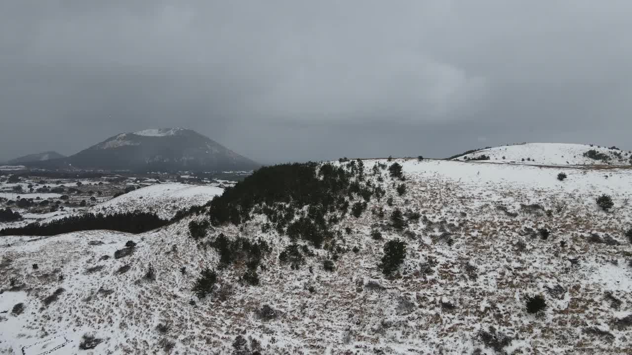 韩国济州岛济州岛古日瓦县永努尼火山(寄生火山)的雪景视频素材