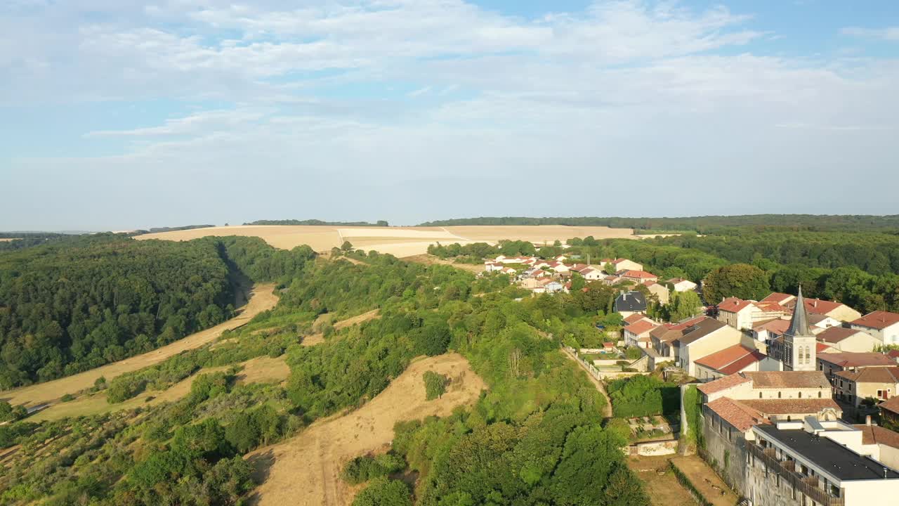 位于法国东部洛林地区默兹河(Meuse)山顶上的村庄Hattonchâtel被乡村和绿色森林包围，在夏天和阳光明媚的一天由无人机拍摄。视频素材