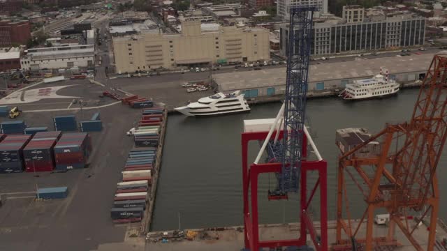 纽约市集装箱码头物流港内停靠的起重机和船只的旋转鸟瞰图视频素材