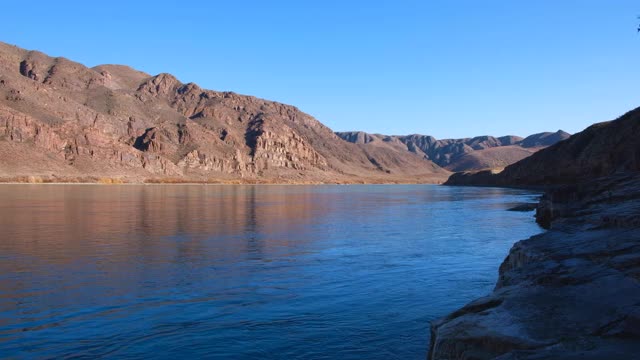 秋天的自然景观。自然下降。山的风景。碧水秋水，金山背景。自然背景。视频下载