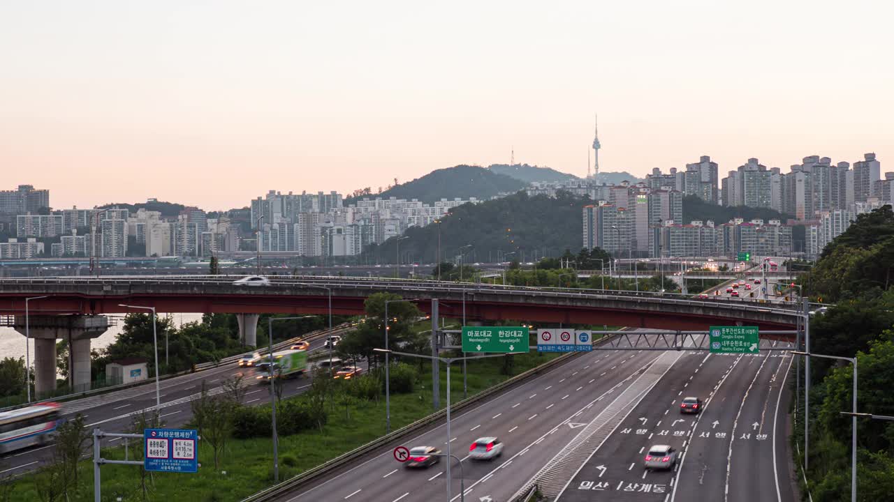 韩国首尔，江边高速公路和汉江/城东古城须大学桥附近的市中心汽车运动视频素材