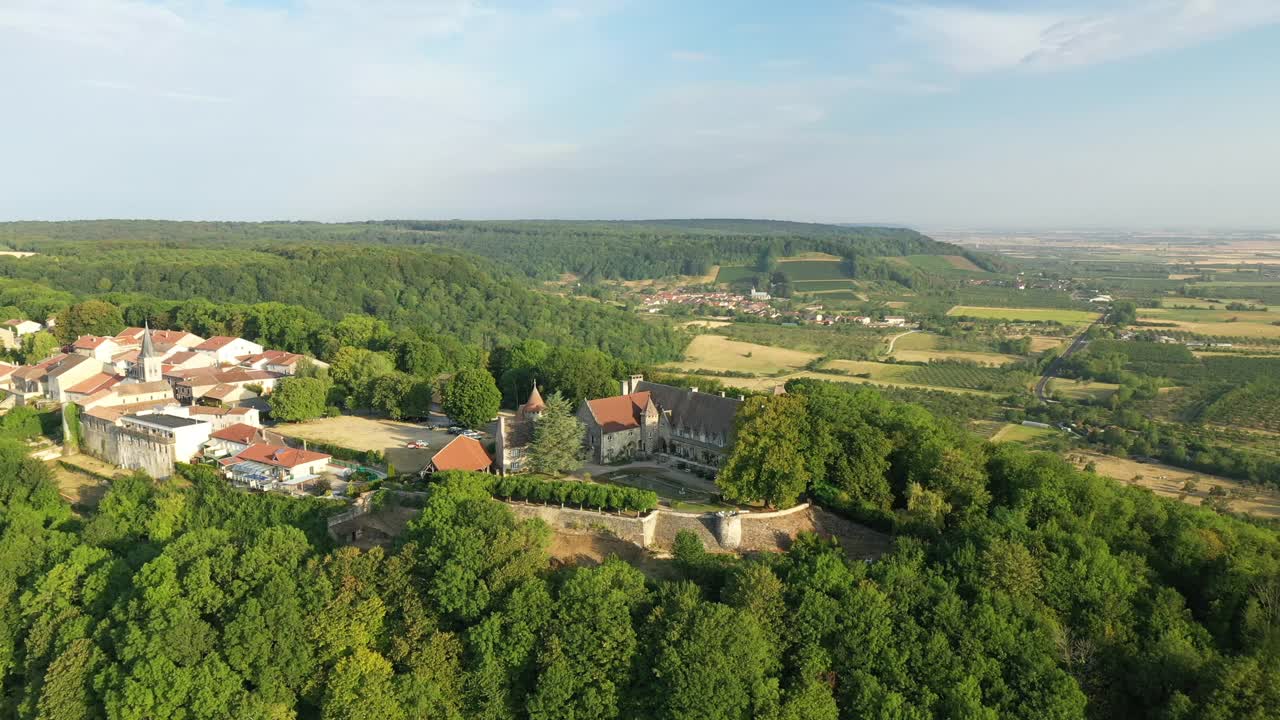 位于法国东部洛林的默兹河(Meuse)山顶上的村庄Hattonchâtel，在夏季和无人机的帮助下被乡村和绿色森林包围。视频素材