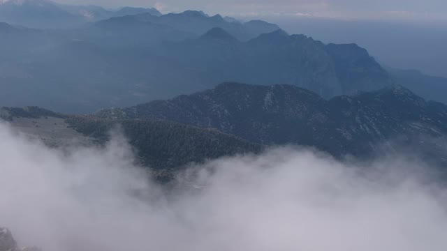 从塔塔利山的山顶拍摄到的美丽的金牛座山脉和多云的天空。视频素材