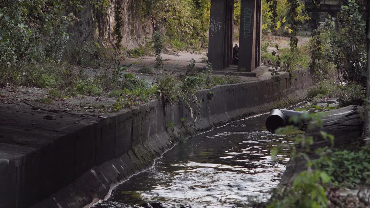 废水流进排水管道。利比德河-乌克兰基辅。视频素材