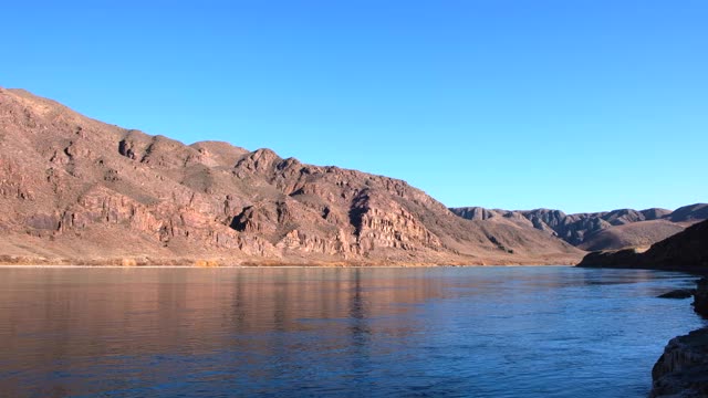 秋天的自然景观。自然下降。山的风景。碧水秋水，金山背景。自然背景。视频素材