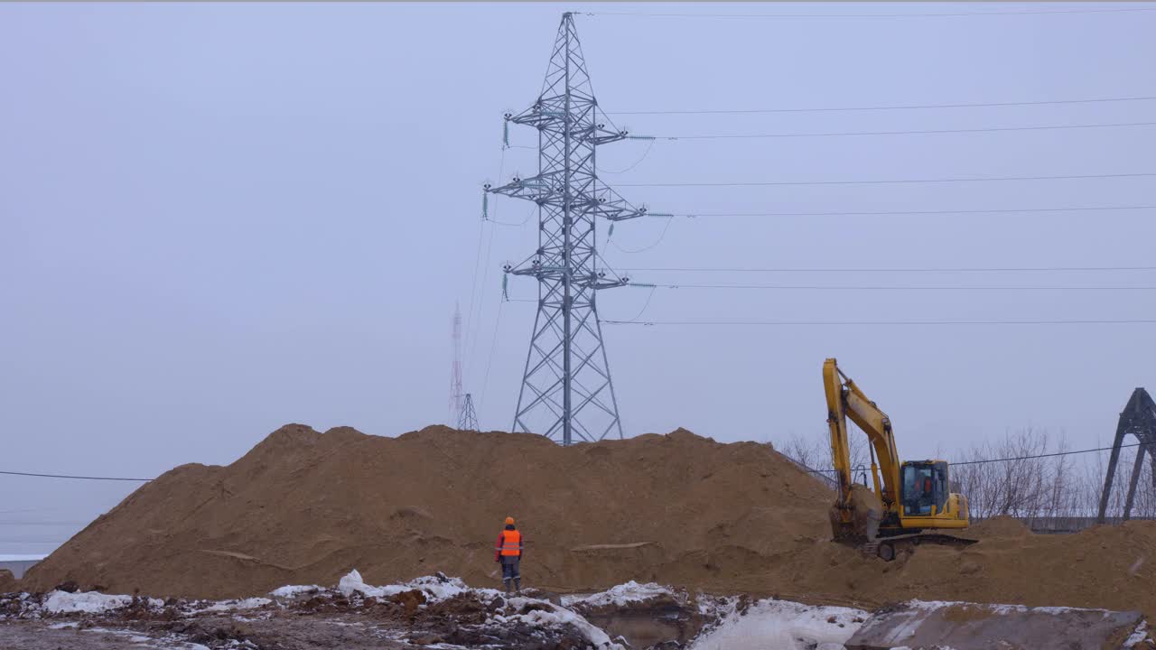 挖掘机为未来建筑的地基挖掉一层土视频素材