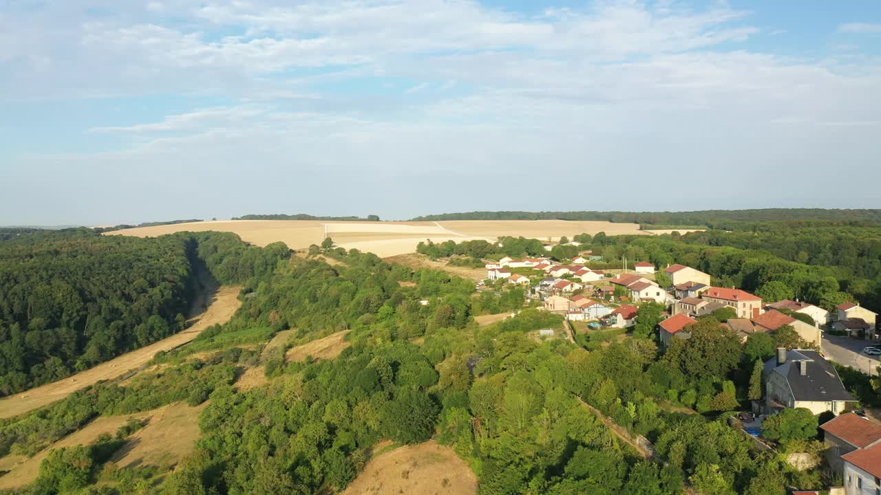 位于法国东部洛林的默兹河(Meuse)山顶上的村庄Hattonchâtel，在夏季和无人机的帮助下被乡村和绿色森林包围。视频素材