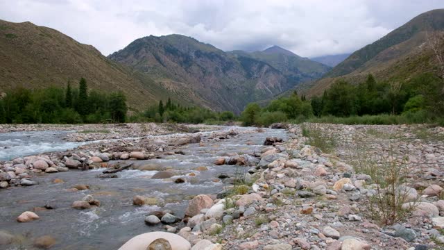 河流有山洪和许多岩石。野生自然景观。探险旅游。艰难的自然概念。哈萨克斯坦乌塞克河峡谷。哈萨克斯坦自然，旅游理念。视频素材