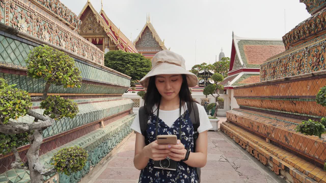 《亚洲旅行者》的博客女性在泰国曼谷旅游，美丽的女性用手机制作视频博客并生活在社交媒体上。视频素材