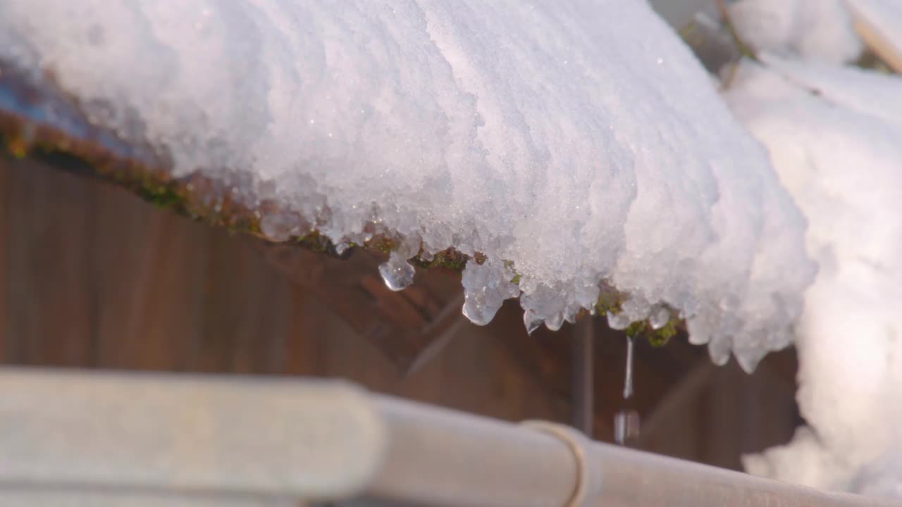 屋顶和屋顶排水沟上有雪视频素材