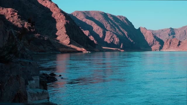 秋天的自然景观。自然下降。山的风景。碧水秋水，金山背景。自然背景。视频素材