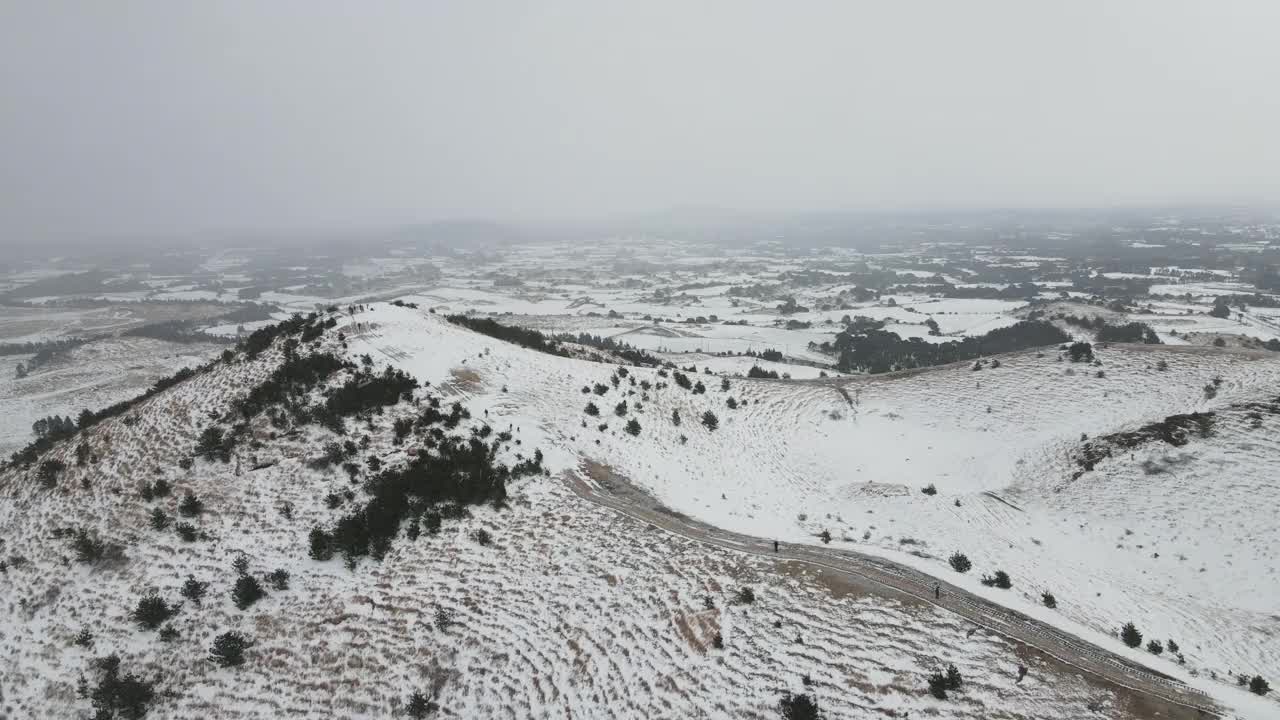 韩国济州岛济州岛古日瓦县永努尼火山(寄生火山)的雪景视频素材