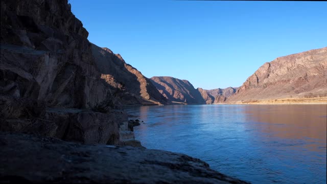 秋天的自然景观。自然下降。山的风景。碧水秋水，金山背景。自然背景。视频下载