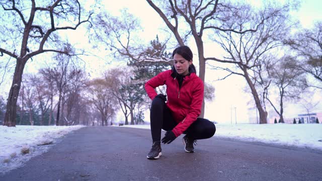 女人在慢跑时扭伤了脚踝视频素材