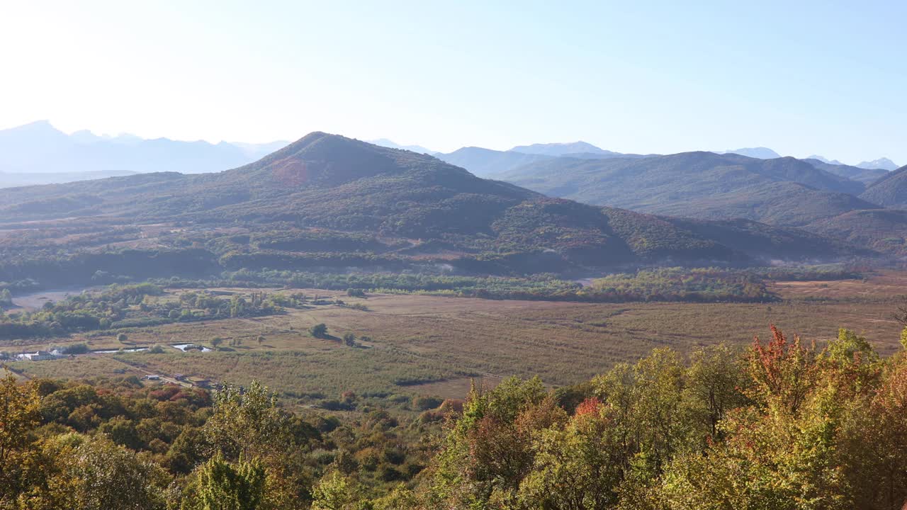 山谷和山脉的全景景观视频素材