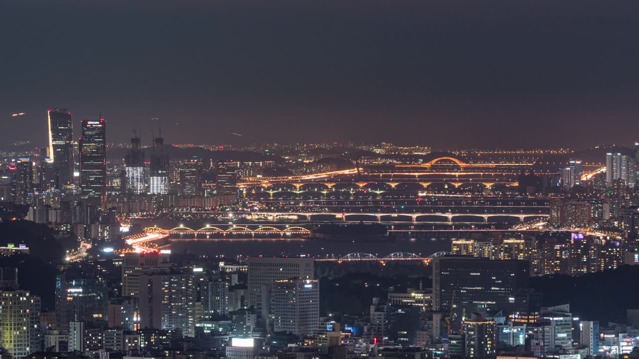 韩国首尔，汉江/石choo -gu和yeongdegpo -gu的Yeouido桥周围的市中心夜景视频素材