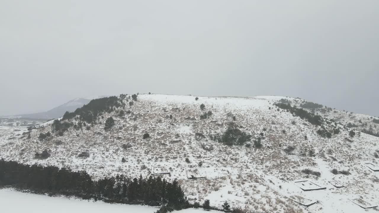 韩国济州岛济州岛古日瓦县永努尼火山(寄生火山)的雪景视频素材