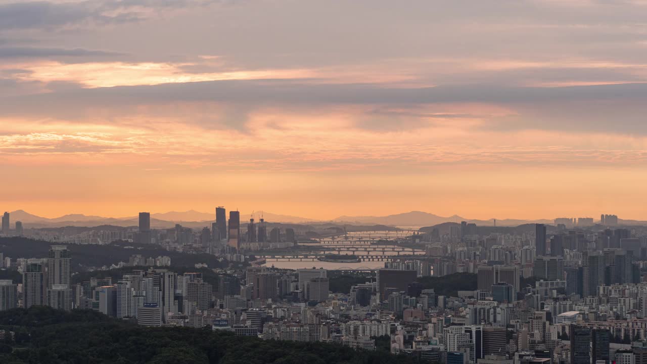 韩国首尔，汉江/石choo -gu和yeongdegpo -gu的Yeouido桥周围的日落和夜景视频素材