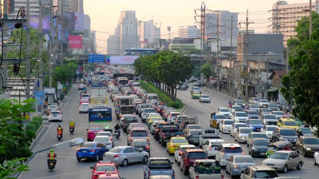 鸟瞰图繁忙的汽车与交通堵塞在高峰时间在曼谷市中心的道路街道视频素材