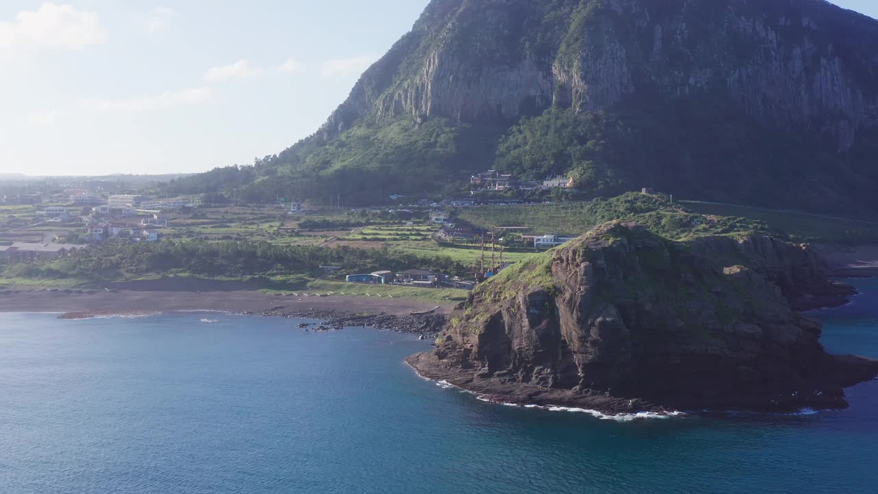 永美里海滩和三班山山/西浦浦，韩国济州岛视频素材